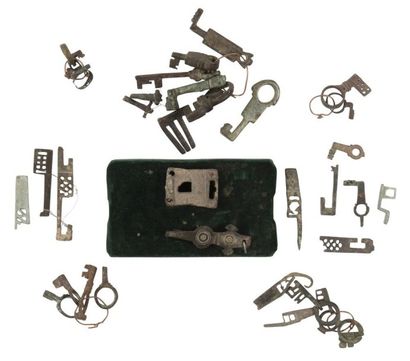 null Lot de vingt-cinq clés et neuf éléments de serrures, en fer forgé et bronze...