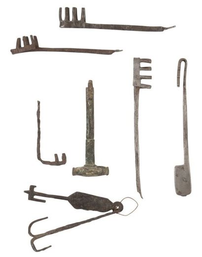 null Lot de huit grandes clés.
XIIe-XIVe siècles.
22 cm et 15 cm