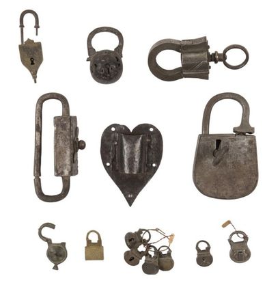 null Lot de treize cadenas en fer et bronze et une partie de serrure en forme de...