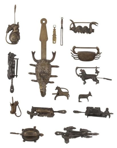 null Lot de quatorze cadenas zoomorphes en bronze figurant divers animaux: scorpion,...