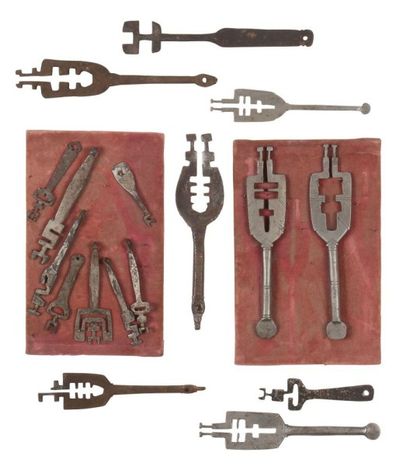 null Lot de dix-sept clés de cadenas en fer
Afrique du nord, XIXe siècle.
L: 7,5...