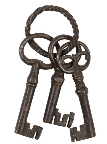 null Lot de trois clés de coffres.
XVIe siècle 12 et 10,5 cm