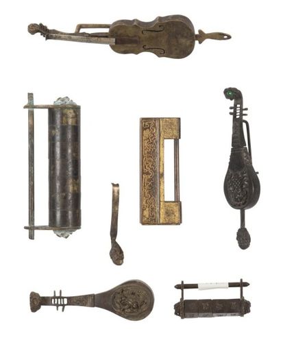 null Lot de six cadenas en bronze représentant des instruments de musique, d'autres...