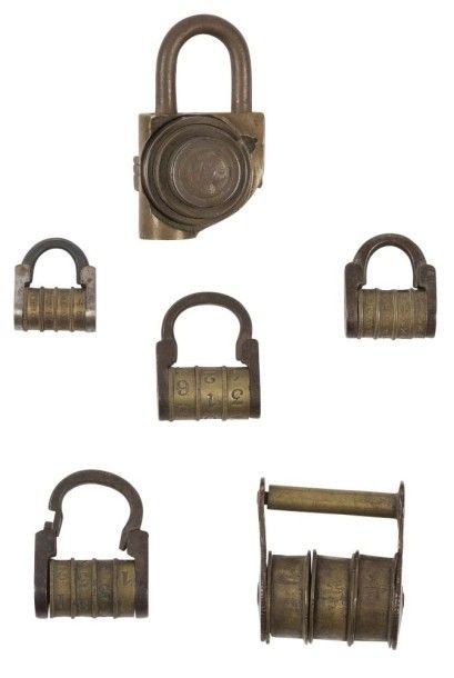 null Lot de six cadenas à combinaison, en bronze et fer forgé.
XIXe siècle.
L: 3,5...