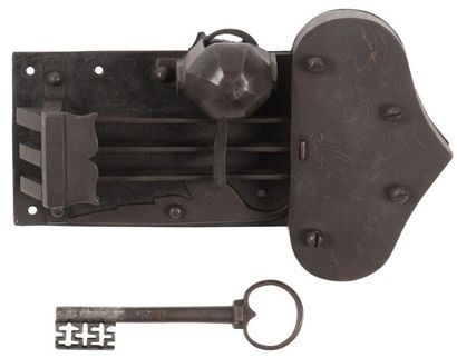 null Serrure de coffre et sa clé en fer forgé, gravée de feuillages.
Allemagne, XVIIe...