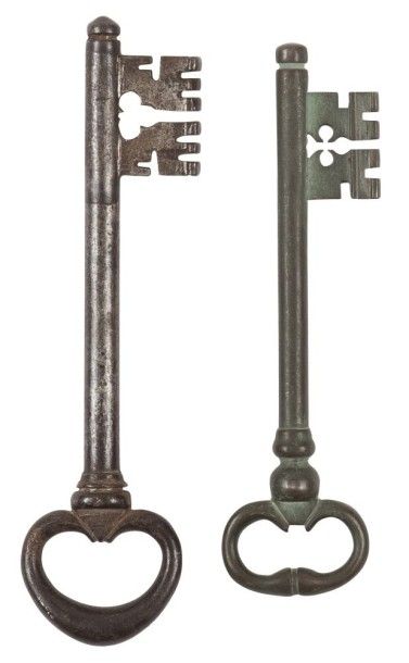 null Lot de deux grandes clés en fer et bronze de portail à pannetons découpés en...