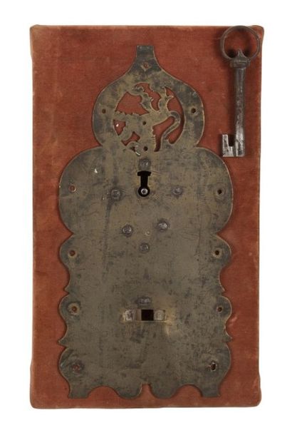 null Serrure de coffre et sa clé, à platine découpée.
Flandres, XVIIe siècle
L: 32...