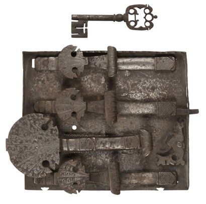 null Serrure de coffre à moraillon, avec une clé à entrelacs (associée).
XVIIe siècle.
L:...