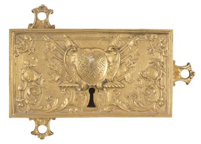 null Boîte de serrure en bronze doré, à décor de trophées d'armes.
XVIIIe siècle
L:...
