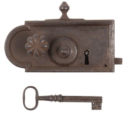 null Serrure et sa clé fleur de lys, à bouton godronné.
XVIIe siècle
L: 17,5 cm
Provenance:
Ancienne...