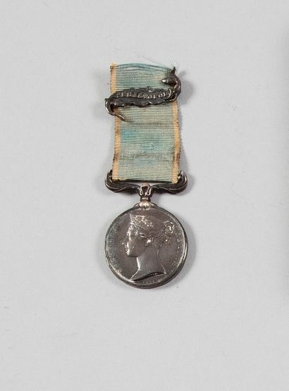 GRANDE-BRETAGNE Médaille de Crimée, par Wyon. 
Argent. Ruban ancien à agrafe « Sebastopol...