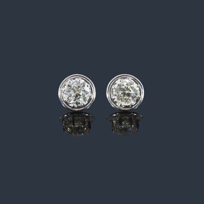 null Paire de boucles d’oreilles en or gris 18K (750‰), chacune ornée d’un diamant...