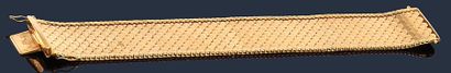 null Bracelet ruban souple en or jaune 18K (750‰), à motifs d’écailles imbriquées....