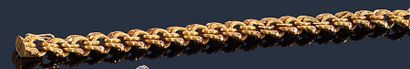 null Bracelet en or jaune 18K (750‰) guilloché articulé de maillons imbriqués. Travail...