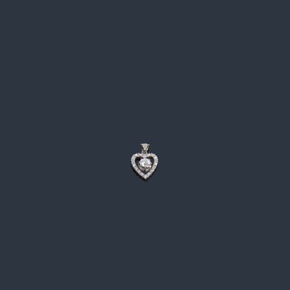null Pendentif cœur en or gris 18K (750‰), centré d’un diamant de taille ancienne...