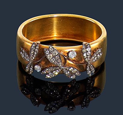 null Bracelet large ouvrant en or jaune 18K (750‰) appliqué d’un décor en argent...