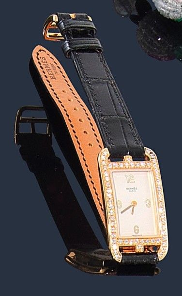 HERMES. Montre de dame en or jaune 18K, modèle Cape Cod, sertie de diamants, fond...