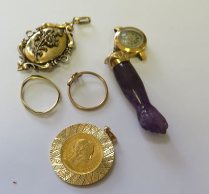 null Lot de bijoux en or 18K (750‰) comprenant : 2 bagues, 2 pendentifs dont 1 avec...