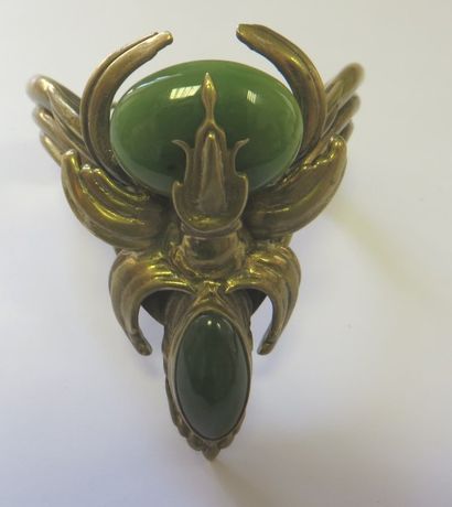 null Bracelet en métal sculpté et ciselé en forme d’orchidée, orné de jade néphrite....