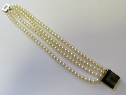 null Bracelet de 4 rangs de perles de culture, fermoir en or jaune 18K (750‰), serti...