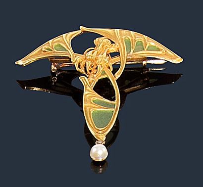 null Broche en or jaune 18K (750‰), ajourée, sculptée et ciselée d’un chardon, sertie...