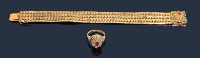 null Bracelet ruban en or jaune 18K (750‰), articulé de petites fleurettes stylisées...