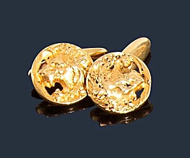 null Paire de boutons de manchettes en or 18K (750‰), ciselés d’un lion. 
Poids :...