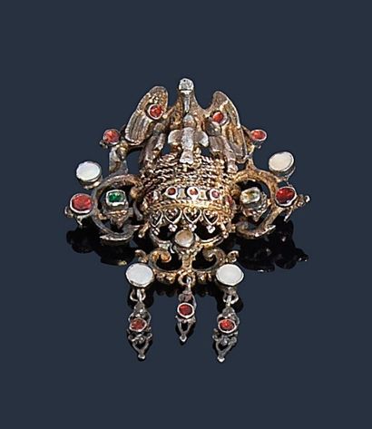 null Broche en argent sculptée d’une cigogne nourrissant ses petits, ornée de nacre,...