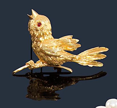 MAUBOUSSIN. Broche-clip petit oiseau en or jaune 18K (750‰) ciselé posé sur sa branche,...