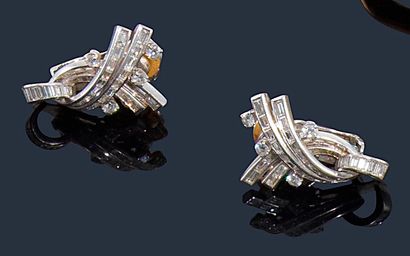 BOUCHERON. Paire de motifs d’oreilles en platine et or gris 18K (750‰) noués, sertis...