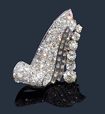 null Clip ruban en platine, serti de diamants de taille brillant ancienne et diamants...