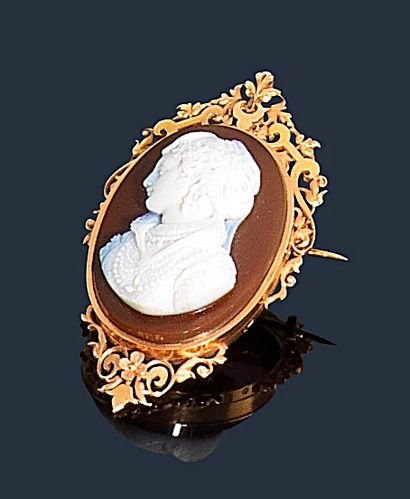 null Broche-pendentif en or jaune 18K (750‰), orné d’un camée sur agate sculpté du...