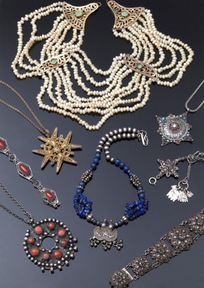 null Collier de perles, Algérie, Tlemcem, XXe siècle 
Enfilade de huit rangs de perles...