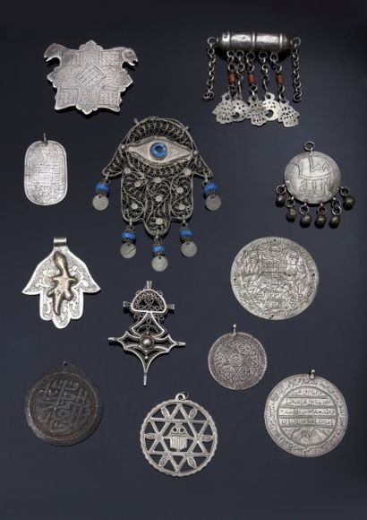 null Ensemble de douze amulettes de provenances diverses, Afrique du Nord, Moyen-Orient...