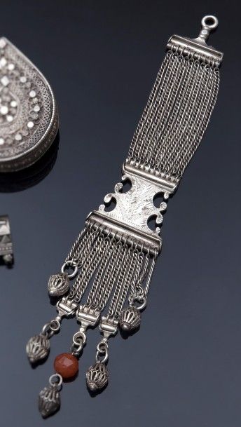 null Parure de montre en argent, Empire ottoman, XIXe siècle
Parure bipartite formée...