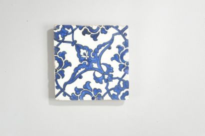 null Carreau au fleuron, Syrie, fin XVIe siècle
Céramique à décor peint en bleu sur...