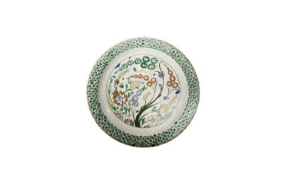 null Plat à l’arbuste fleuri, style Koubatcha, XXe siècle
Circulaire, en céramique,...