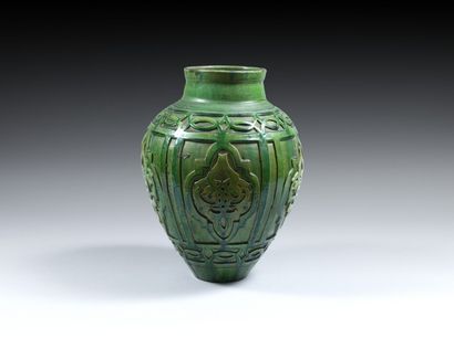 null Grand vase glaçuré vert, Maroc, Meknès, vers 1930 
Céramique à panse bulbeuse,...