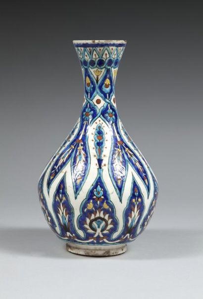 null Vase, Turquie, Kütahya, fin XIXe-début XXe siècle
Panse piriforme à col évasé...