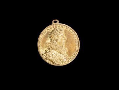 null Médaille en bronze doré par Guillaume Dupré (1576-1643). Bélière..
A / Roi Louis...