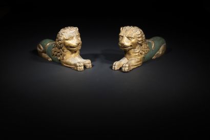 null Paire de lions en bois sculpté, peint et doré. Allongés, gueule entrouverte...