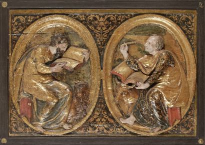 null Relief en bois polychrome et doré représentant saint Marc et saint Luc, dans...