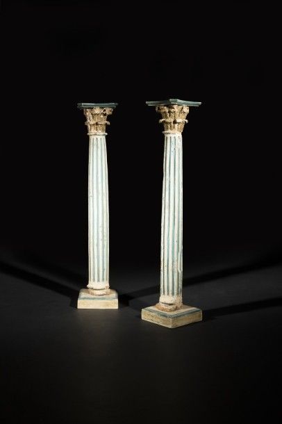 null Paire de colonnes en bois peint, à cannelures surmontées d’un chapiteau corinthien...