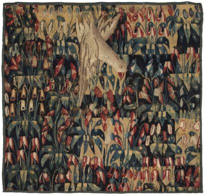 null Fragment de tapisserie dite Mille Fleurs représentant un oiseau dans un entourage...