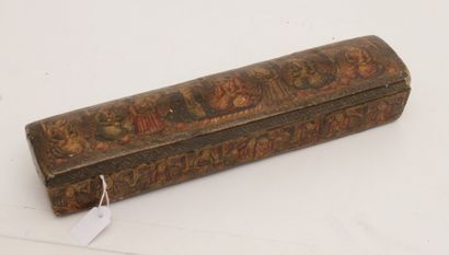 null 5929/4 Boîte- plumier Qâjar XIXe siècle en papier mâché.
Longueur : 27 cm
A...