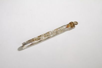 null 7119/35 Flacon à parfum de corset en verre.
France, XVIIIe siècle. 
Longueur...