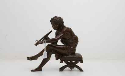 null 7119/56 Salmon
Sujet en bronze représentant un berger assis jouant de l'aul...