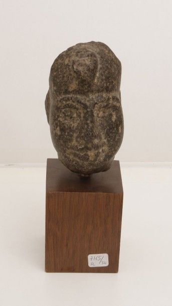 null 7165/34 Petite tête de Pharaon en pierre sur socle.
