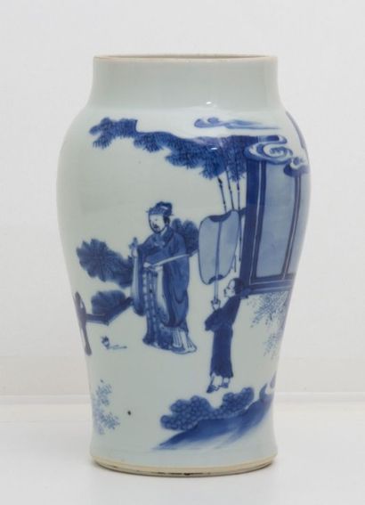 null 7679/7 Vase en porcelaine bleu et blanc
Etiquette Spink
Hauteur: 18 cm
