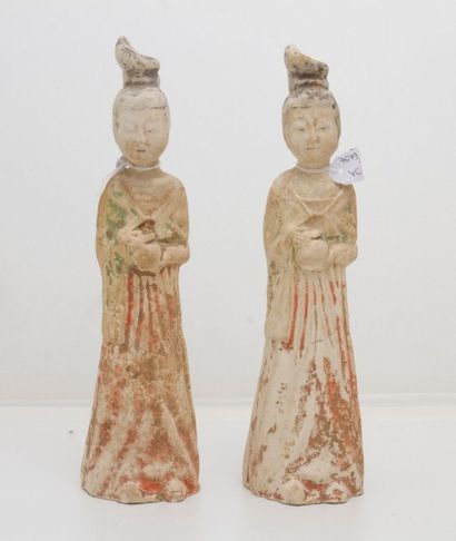 null 7679/9 Deux statuettes en terre cuite 
Epoque Tang
Hauteur: 26 cm et 26.4 c...